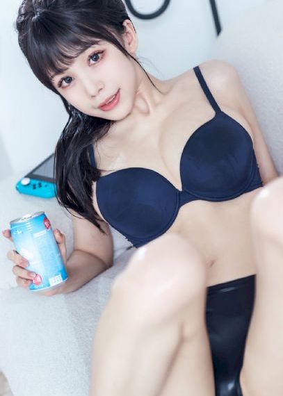摸进她的内裤里疯狂揉她.视频